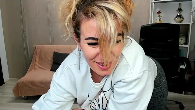 Cassandra Hotty online show from 02.20.25