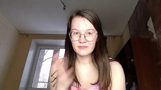 Snapshot of MiriamOr chatting on 02.09.25 MiriamOr online show from 02.09.25