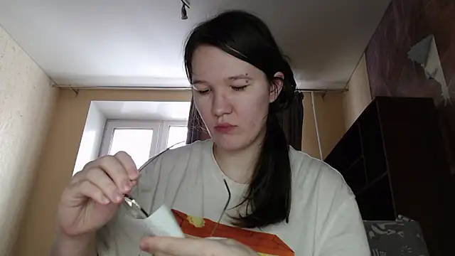 Snapshot of MiriamOr chatting on 02.19.25 MiriamOr online show from 02.19.25