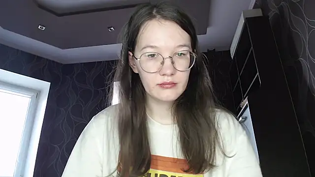 Snapshot of MiriamOr chatting on 03.10.25 MiriamOr online show from 03.10.25