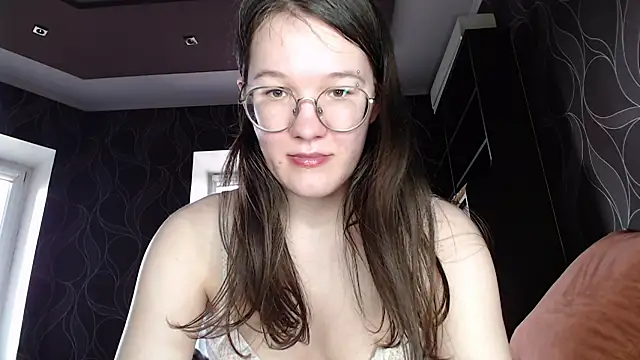 Snapshot of MiriamOr chatting on 03.10.25 MiriamOr online show from 03.10.25