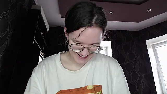 Snapshot of MiriamOr chatting on 03.16.25 MiriamOr online show from 03.16.25