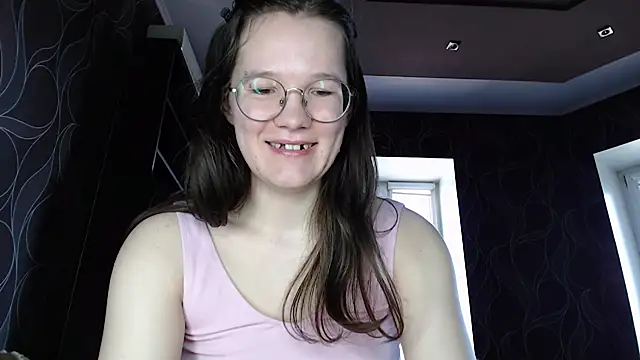 Snapshot of MiriamOr chatting on 03.21.25 MiriamOr online show from 03.21.25