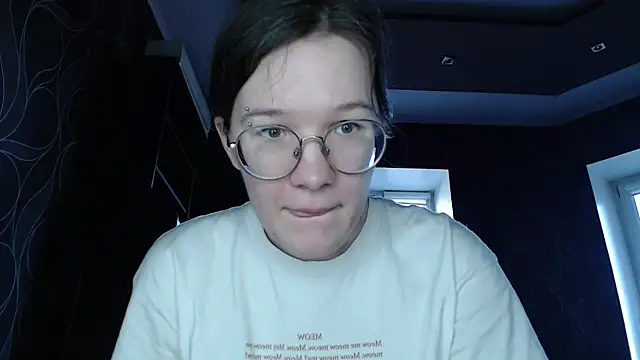 Snapshot of MiriamOr chatting on 03.23.25 MiriamOr online show from 03.23.25