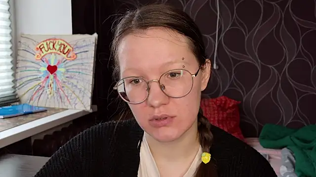 Snapshot of MiriamOr chatting on 10.05.25 MiriamOr online show from 10.05.25