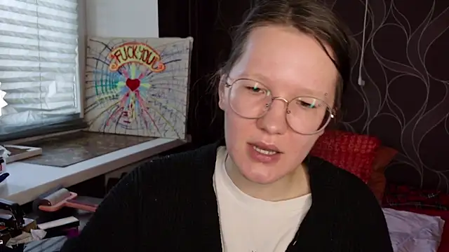 Snapshot of MiriamOr chatting on 10.12.25 MiriamOr online show from 10.12.25