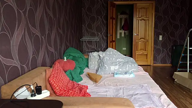 Snapshot of MiriamOr chatting on 10.27.25 MiriamOr online show from 10.27.25