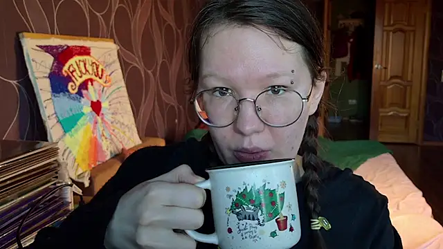 Snapshot of MiriamOr chatting on 12.15.25 MiriamOr online show from 12.15.25