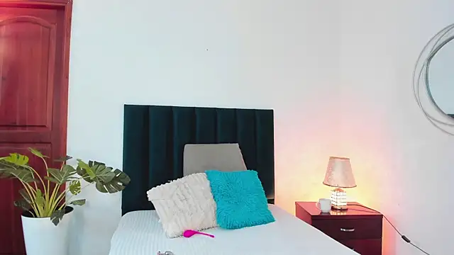 Snapshot of Nina_Cavaali chatting on 12.29.24 Nina Cavaali online show from 12.29.24