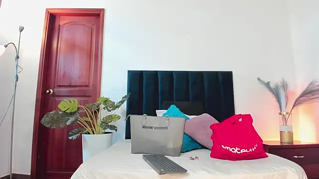 Snapshot of Nina_Cavaali chatting on 10.15.25 Nina Cavaali online show from 10.15.25