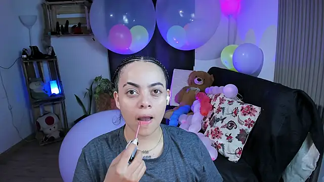 Snapshot of Cuttiealice chatting on 01.19.25 Cuttiealice online show from 01.19.25