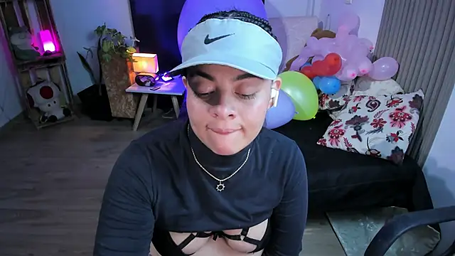 Snapshot of Cuttiealice chatting on 01.19.25 Cuttiealice online show from 01.19.25