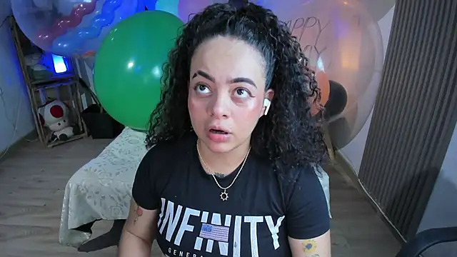 Snapshot of Cuttiealice chatting on 01.23.25 Cuttiealice online show from 01.23.25