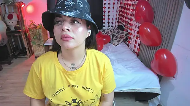 Snapshot of Cuttiealice chatting on 02.15.25 Cuttiealice online show from 02.15.25