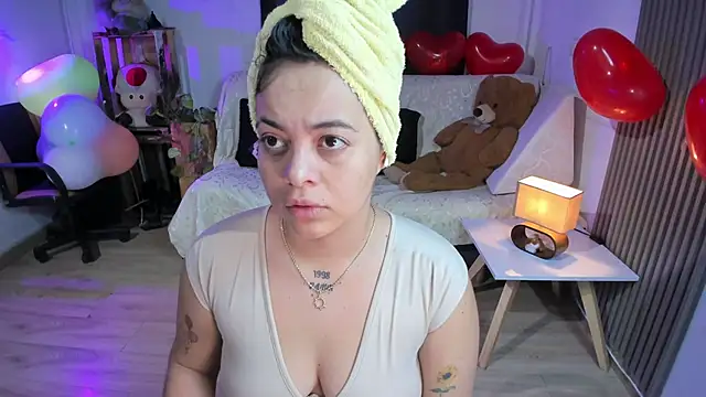 Snapshot of Cuttiealice chatting on 02.18.25 Cuttiealice online show from 02.18.25