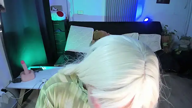 Snapshot of Cuttiealice chatting on 03.22.25 Cuttiealice online show from 03.22.25