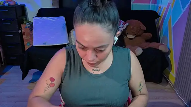 Snapshot of Cuttiealice chatting on 09.11.25 Cuttiealice online show from 09.11.25