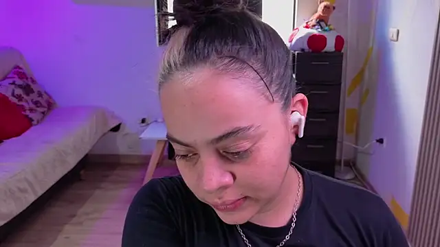 Snapshot of Cuttiealice chatting on 11.12.25 Cuttiealice online show from 11.12.25