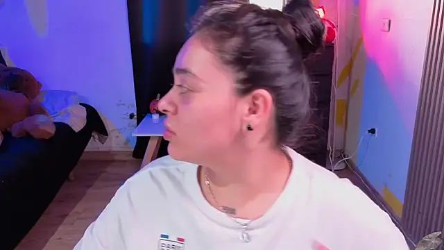 Snapshot of Cuttiealice chatting on 11.17.25 Cuttiealice online show from 11.17.25