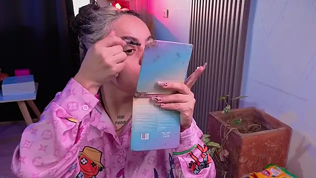 Snapshot of Cuttiealice chatting on 11.18.25 Cuttiealice online show from 11.18.25