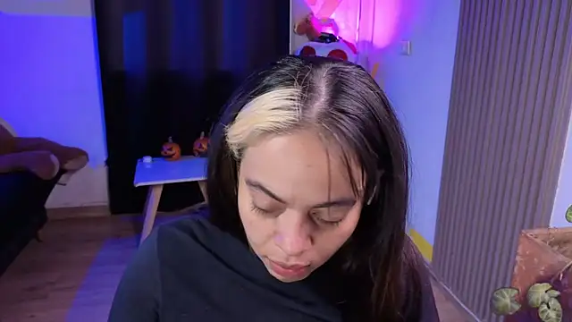 Snapshot of Cuttiealice chatting on 11.30.25 Cuttiealice online show from 11.30.25