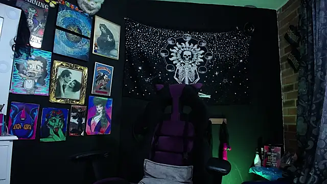 Yourmadame P online show from 02.07.25