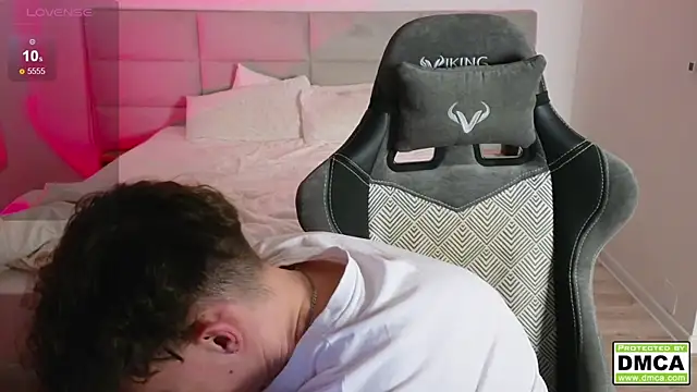 Snapshot of cute_thomas chatting on 02.01.25 cute thomas online show from 02.01.25