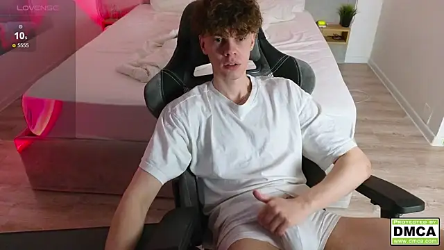 Snapshot of cute_thomas chatting on 02.04.25 cute thomas online show from 02.04.25