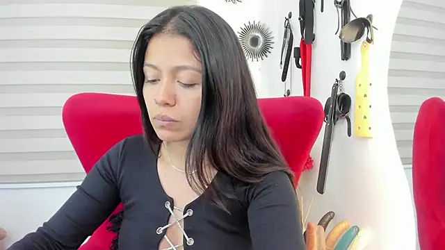 julieta evans  online show from 10.06.25