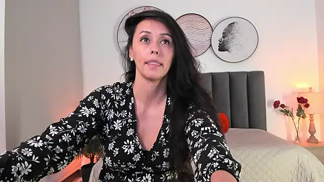 Snapshot of SaharaGarcia__ chatting on 01.11.25 SaharaGarcia online show from 01.11.25