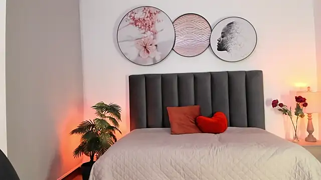 Snapshot of SaharaGarcia__ chatting on 01.12.25 SaharaGarcia online show from 01.12.25