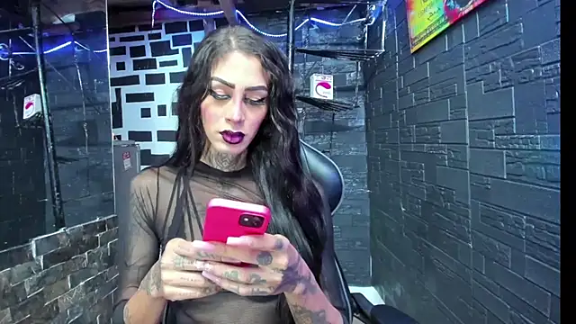 Snapshot of kissingdevil chatting on 10.24.25 kissingdevil online show from 10.24.25