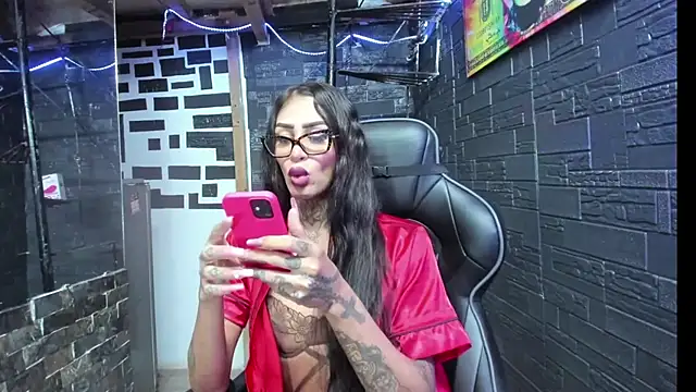 Snapshot of kissingdevil chatting on 10.25.25 kissingdevil online show from 10.25.25