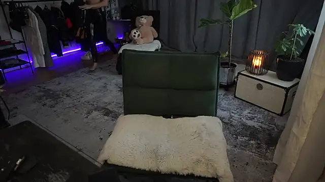 Snapshot of LaraPunkt chatting on 02.21.25 LaraPunkt online show from 02.21.25