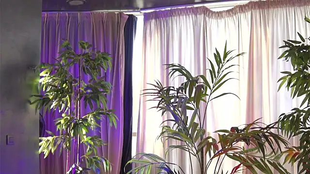 HotSkinnyX online show from 09.21.25