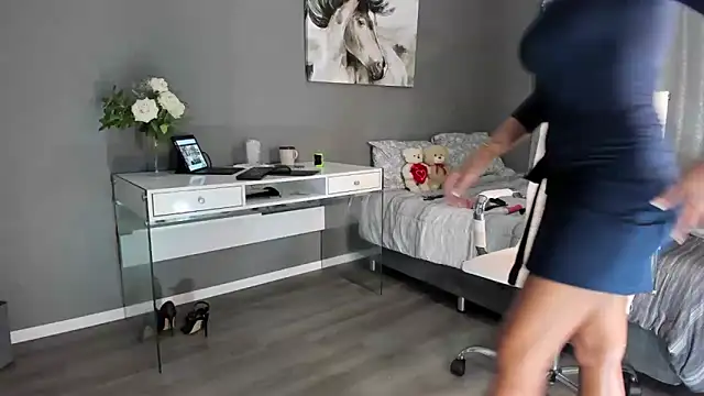 Hotbeebee online show from 04.24.26