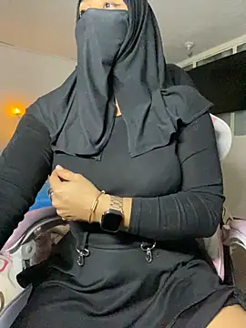 Snapshot of Jameela chatting on 03.11.25 Jameela online show from 03.11.25