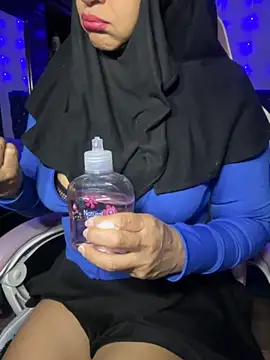 Snapshot of Jameela chatting on 09.26.25 Jameela online show from 09.26.25