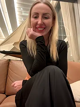 Snapshot of Allys chatting on 11.09.25 Allys online show from 11.09.25