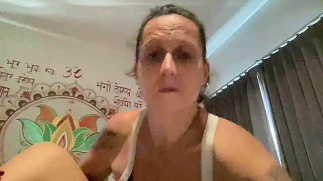 Snapshot of Sexy-Mel chatting on 12.04.25 Sexy-Mel online show from 12.04.25