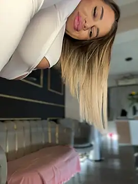 Snapshot of KirstieVegas chatting on 01.12.25 KirstieVegas online show from 01.12.25