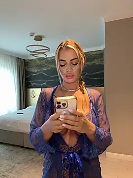 Snapshot of KirstieVegas chatting on 09.14.25 KirstieVegas online show from 09.14.25