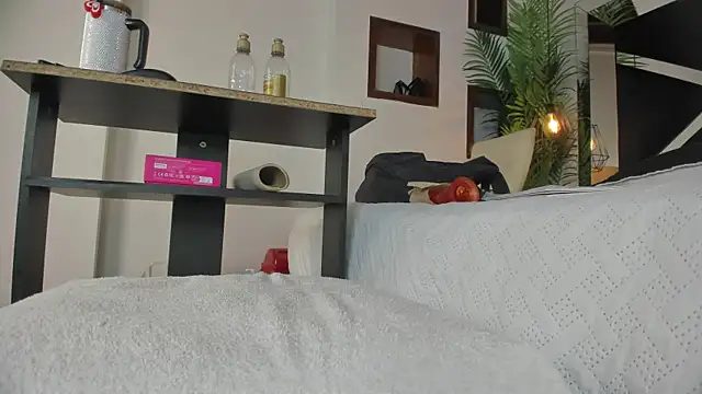 Snapshot of candy_sweet_ chatting on 10.08.25 candy sweet online show from 10.08.25