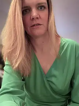 Snapshot of Suesse_Schnitte chatting on 02.06.25 Suesse Schnitte online show from 02.06.25