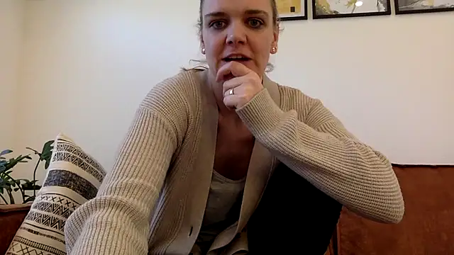 Snapshot of Suesse_Schnitte chatting on 02.14.25 Suesse Schnitte online show from 02.14.25