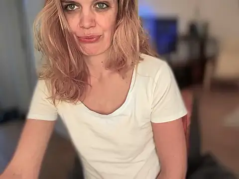 Snapshot of Suesse_Schnitte chatting on 02.20.25 Suesse Schnitte online show from 02.20.25