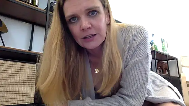 Snapshot of Suesse_Schnitte chatting on 03.20.25 Suesse Schnitte online show from 03.20.25