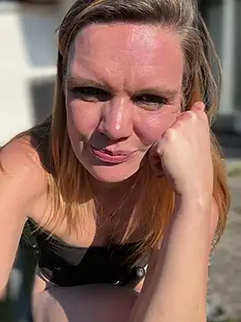 Snapshot of Suesse_Schnitte chatting on 03.21.25 Suesse Schnitte online show from 03.21.25