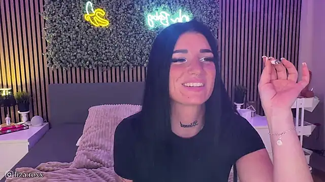 Snapshot of LizaRoxx chatting on 10.15.25 LizaRoxx online show from 10.15.25