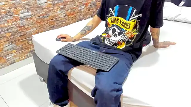 Snapshot of AcidMilo chatting on 12.06.24 AcidMilo online show from 12.06.24